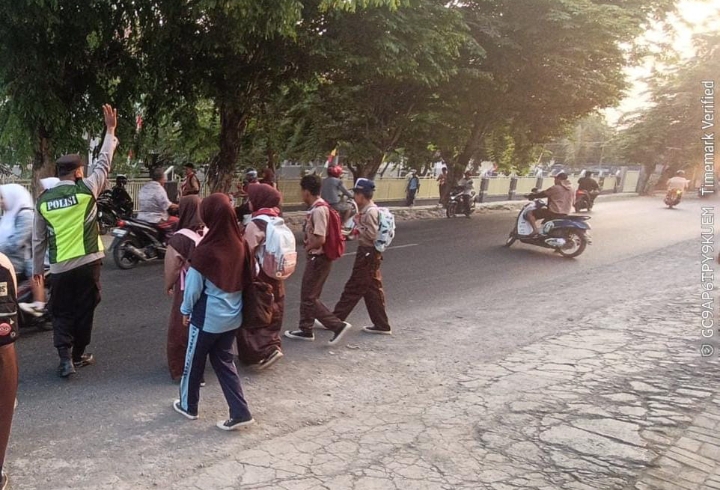 Polsek Telagasari Sapa Warga dan Bantu Siswa Menyebrang di Pagi Hari