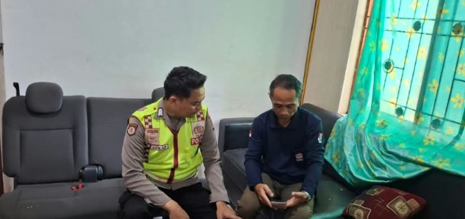 Bhabinkamtibmas Polsek Jatisari Sambangi Perangkat Desa Sukamekar, Sampaikan Pesan Kamtibmas