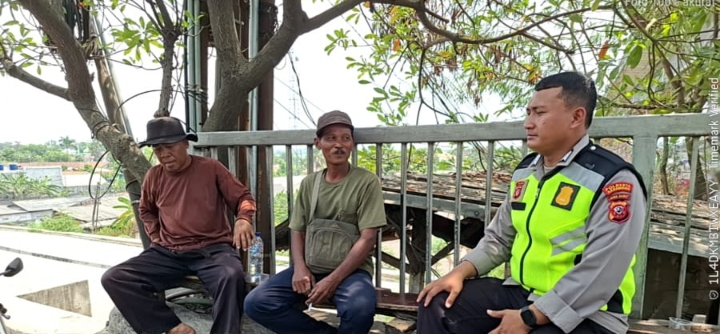 Patroli Dialogis Polsek Telukjambe Barat Sambang Warga di Pangkalan Ojeg Baregbeg ‎