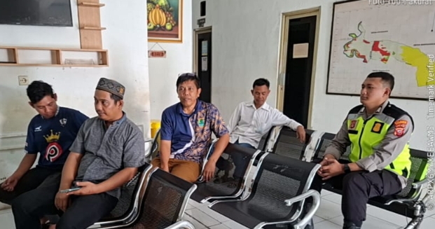 Patroli Kamtibmas, Personil Polsek Telukjambe Barat Sapa Warga di Kantor Desa Wanakerta