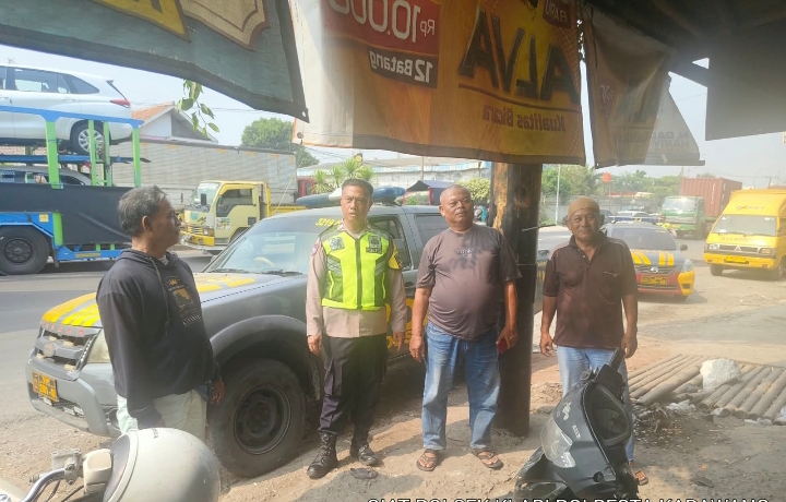 Patroli Dialogis Polsek Klari Sambang Warga di Pangkalan Ojeg Karawang Timur