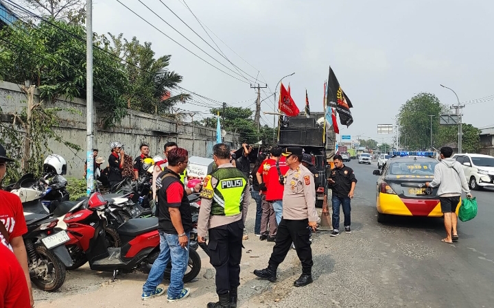 Kapolsek Klari Pimpin Pengamanan Keberangkatan Aksi Unras dan Deklarasi Gerakan Aliansi Buruh Bersama Rakyat Karawang