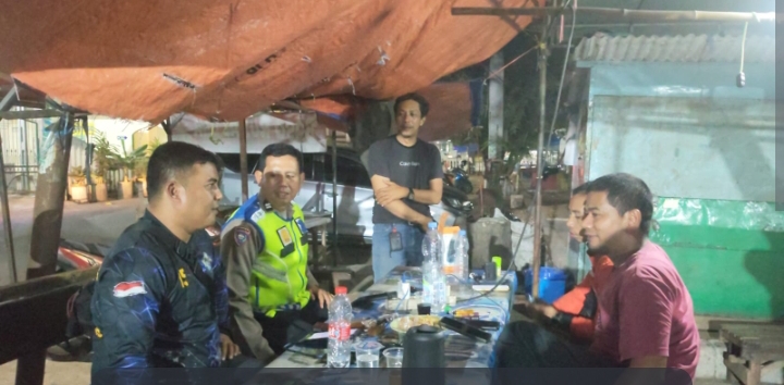 Bhabinkamtibmas Polsek Klari Patroli Sapa Warga Desa Walahar