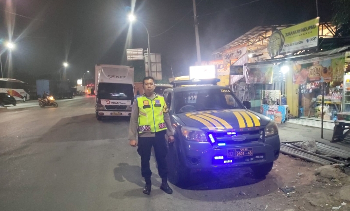Personil Polsek Klari Melaksanakan Patroli Presisi di area Lampu Merah Karawang Timur