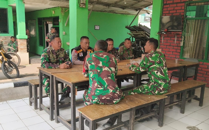 Perkuat Sinergitas, Personil Polsek Klari Silaturahmi Kamtibmas Ke Mako Koramil Klari ‎