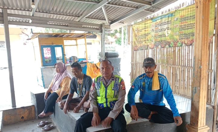 Bhabinkamtibmas Polsek Telagasari Himbau Warga Pasirkamuning Waspada TPPO