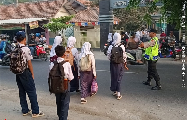 Patroli Sapa Pagi, Personil Polsek Telagasari Bantu Sebrangkan Pelajar ‎