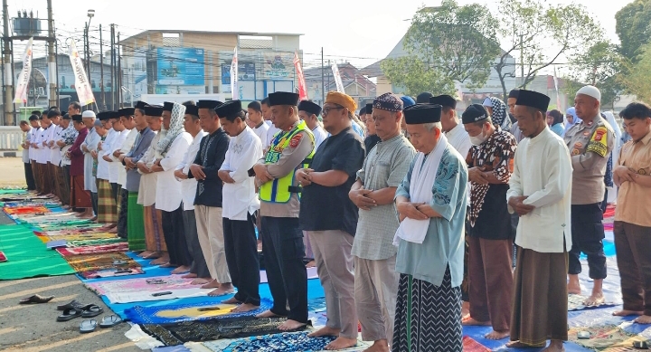 Kapolsek Klari Beserta Anggota Ikuti Sholat Istisqa Bersama Jemaah Se Kecamatan Klari