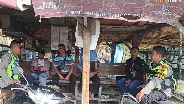 Patroli Dialogis Polsek Telukjambe Barat Sambang Warga di Pangkalan Ojeg Badami