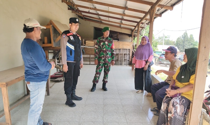 Sinergitas TNI-POLRI, Bhabinkamtibmas Polsek Klari bersama Babinsa Sosialisasi Kamtibmas Jelang Pilkades Digital