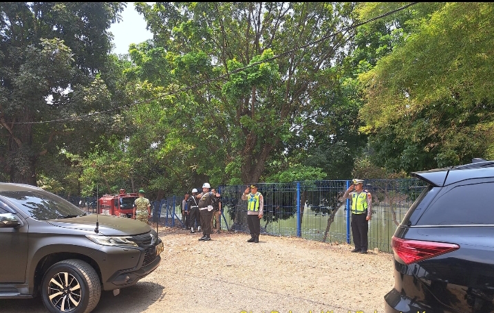 Kapolsek Klari Bersama Anggota Lakukan Pengamanan Kunjungan Kerja Panglima TNI di Lokasi Kompi Produksi Desa Walahar