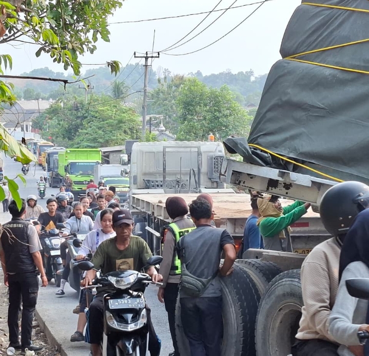 Truk Kontainer Mundur hingga Timpa Rumah, Kapolsek Telukjambe Barat Cek Lokasi