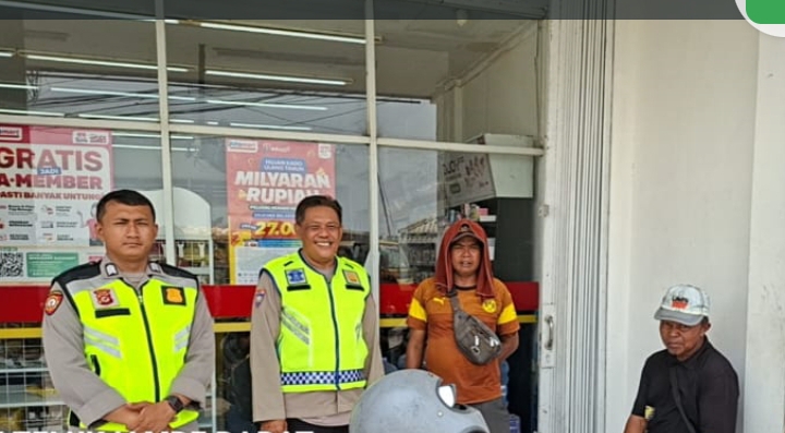 Patroli Dialogis Polsek Telukjambe Barat Sambang Warga di Alfamart Pasirjengkol