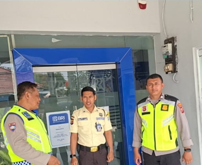 Pastikan Situasi Bank BRI Kondusif, Personil Polsek Telukjambe Barat Lakukan Patroli
