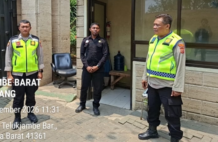 Patroli Polsek Telukjambe Barat Sambang Kamtibmas Ke Pos Security Graha Sentosa