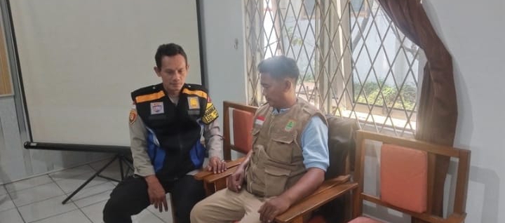 Bhabinkamtibmas Polsek Jatisari Sambangi Kepala Dusun Jatisari Sampaikan Pesan Kamtibmas