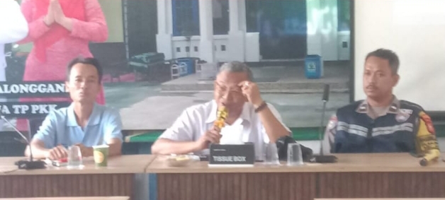 Bhabinkamtibmas Polsek Jatisari Hadiri Rapat di Aula Kantor Desa Balonggandu