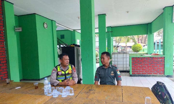 Personel Polsek Klari Anjangsana ke Makoramil Klari, Perkuat Silaturahmi Kamtibmas