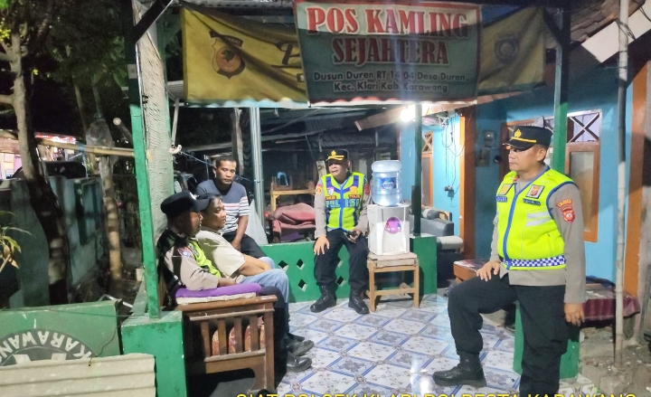 Patroli Malam Sapa Warga, Kapolsek Klari Bersama Anggota Sambangi Pos Ronda
