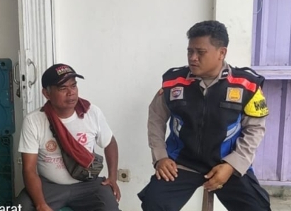 Personil Polsek Telukjambe Barat Patroli Dialogis dan Ingatkan Warga Pasirjengkol Waspada TPPO