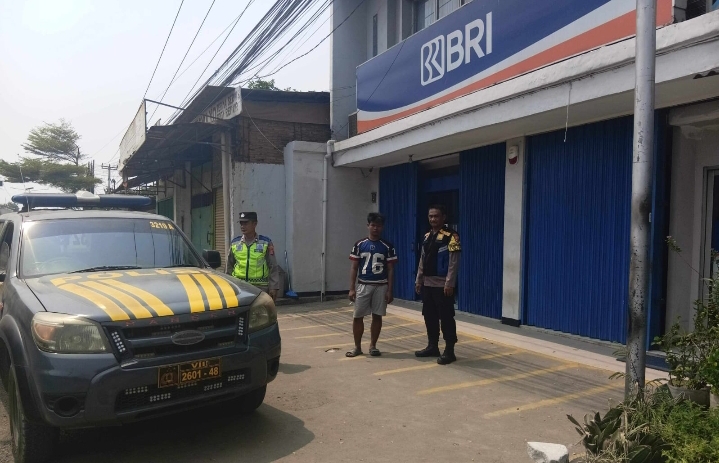 Polsek Klari Lakukan Patroli KRYD ke Bank BRI Desa Gintungkerta