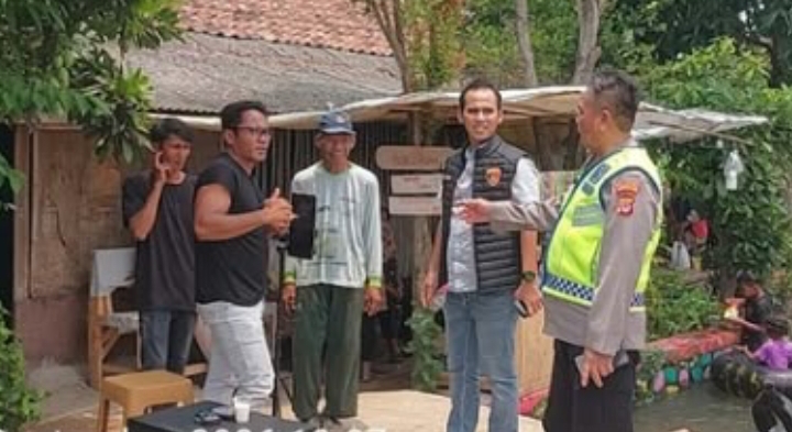 Patroli Polsek Telukjambe Barat Sambang Kamtibmas Warga Dusun Bobojong