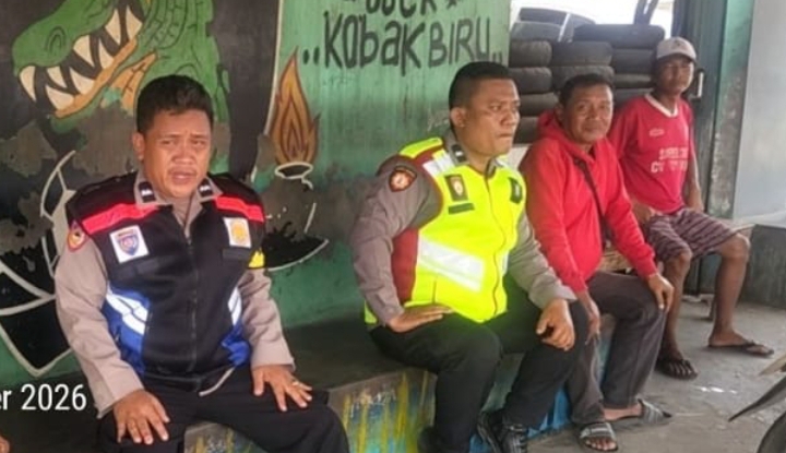 Patroli Dialogis Polsek Telukjambe Barat Sambang Warga di Pangkalan Ojeg Kobakbiru