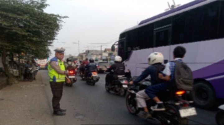 Sapa Pagi, Personil Polsek Klari Hadir di Tengah Masyarakat Lakukan Gatur Lalin
