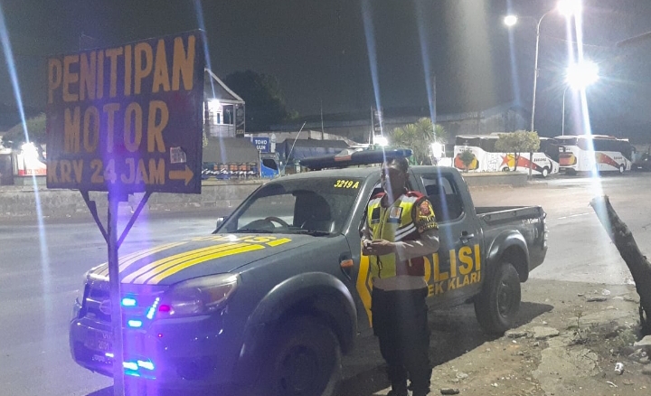 Personil Polsek Klari Melaksanakan Patroli Presisi di Interchange Karawang Timur
