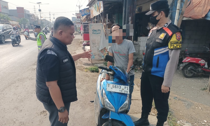 Personil Polsek Klari Berikan Teguran Humanis Kepada Pengendara Sepeda Motor Yang Melanggar