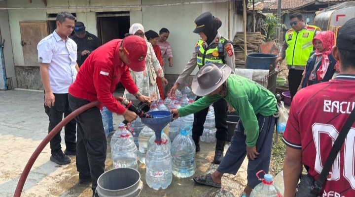 Polresta Karawang melalui Polsek Telukjambe Barat Salurkan Bantuan Air Bersih kepada Warga Desa Wanakerta