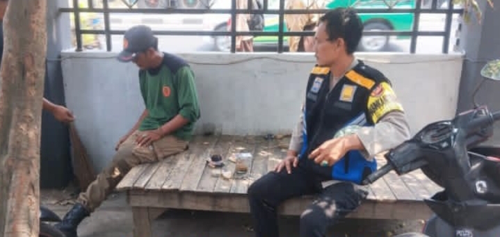‎Bhabinkamtibmas Polsek Jatisari Sampaikan Pesan Kamtibmas Saat Silaturahmi ke Rumah Warga