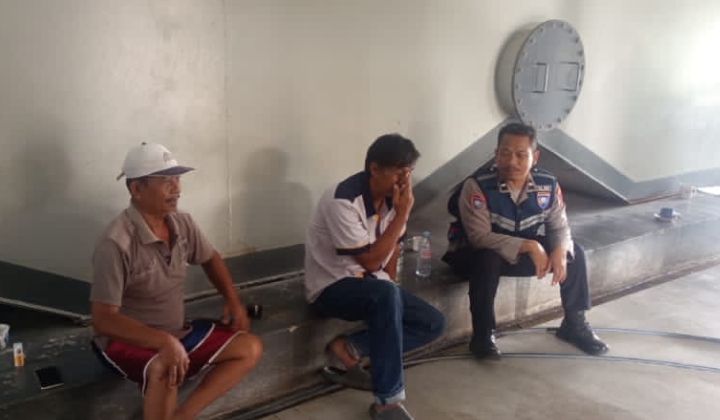 ‎Bhabinkamtibmas Polsek Jatisari Sambangi Petugas PDAM Desa Balonggandu ‎