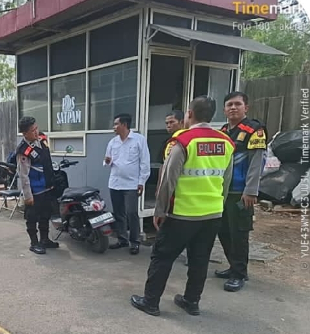 Personel Polsek Telukjambe Barat Sambangi Petugas Security Mahogany, Jaga Kamtibmas Tetap Kondusif