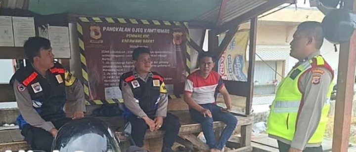 ‎Personel Piket Polsek Telukjambe Barat Patroli Sapa Warga di Pangkalan Ojek, Jaga Kamtibmas Tetap Kondusif