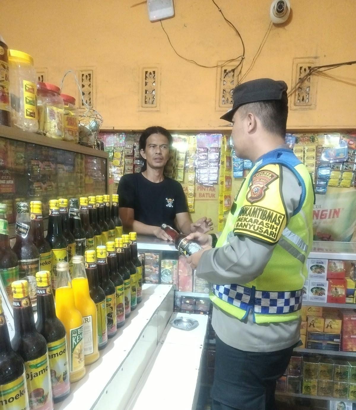 Prekat Polsek Banyusari Gelar Razia Miras Demi Ciptakan Situasi Kamtibmas Kondusif