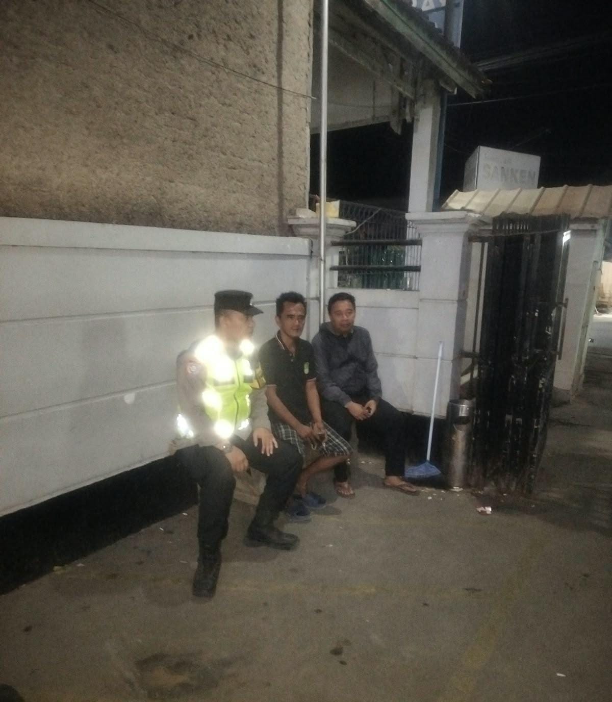 Bhabinkamtibmas Ikut Serta Dalam Giat Ronda Bersama Warga