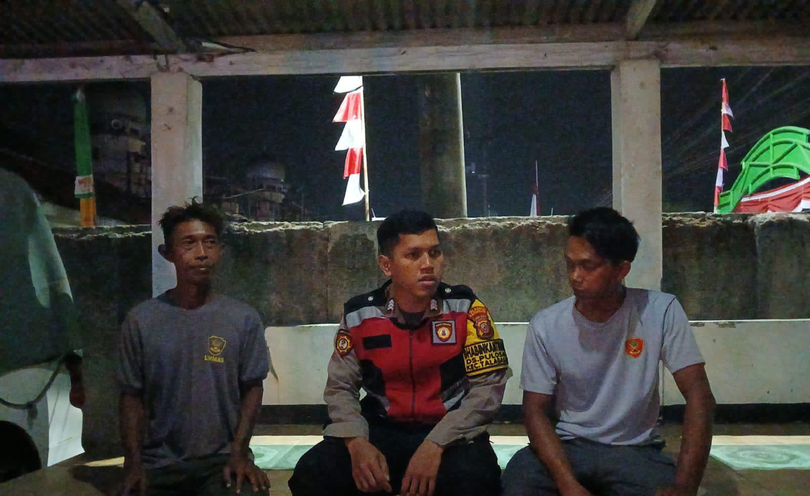 Dampingi Warga Lakukan Ronda, Bhabinkamtibmas Polsek Telagasari Pastikan Lingkungan Kondusif