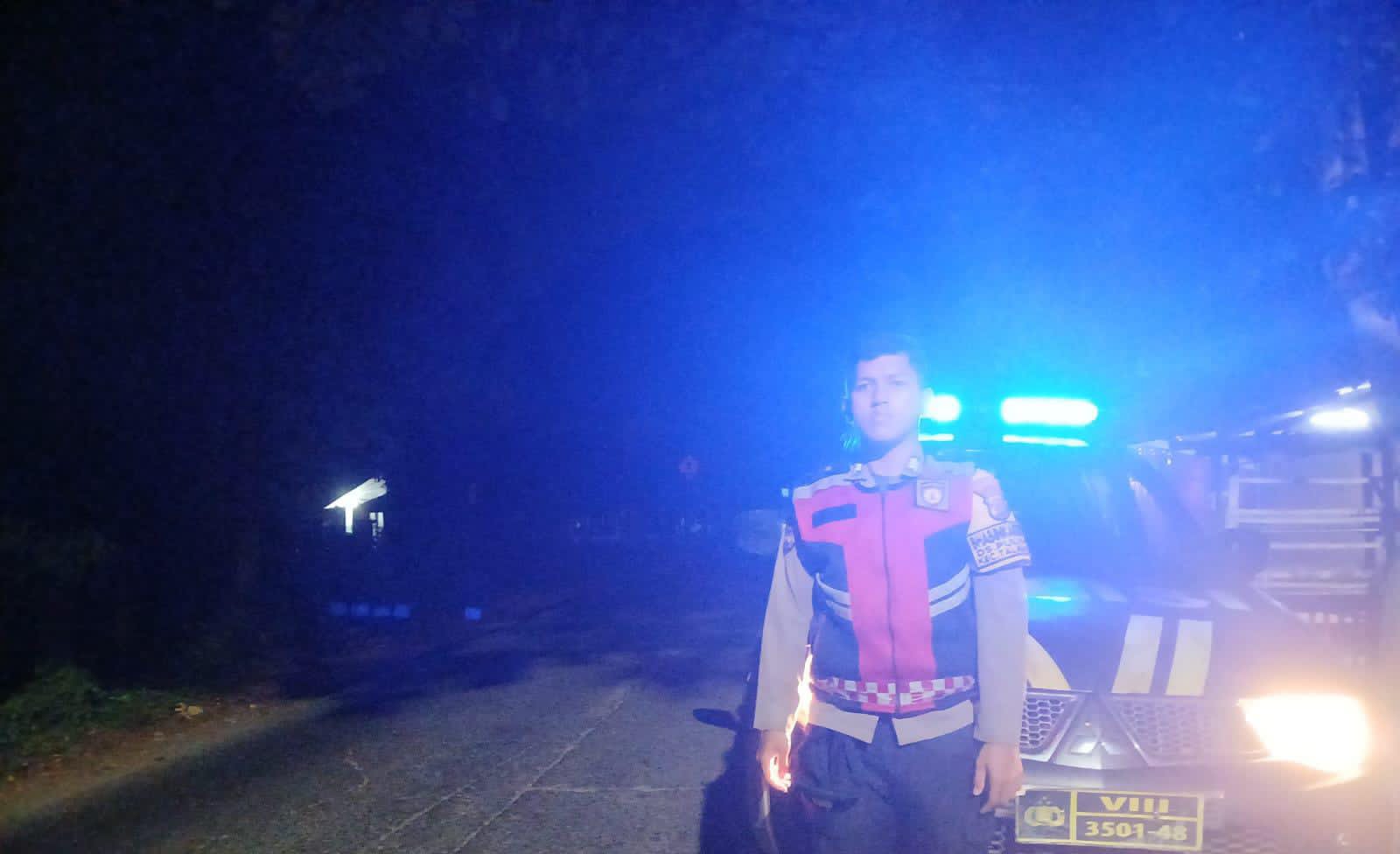 Jaga Kondusivitas Lingkungan, Bhabinkamtibmas Polsek Telagasari Gencar Lakukan Patroli Malam