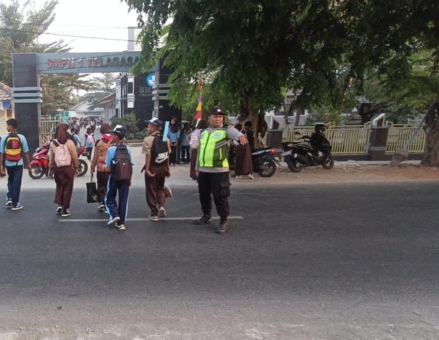 Sapa Pagi Polsek Telagasari, Lakukan Gatur Pagi dan Bantu Siswa Menyebrang
