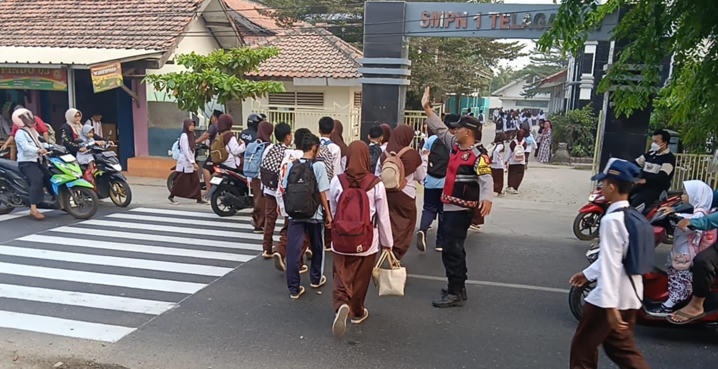 Polsek Telagasari Bantu Siswa Menyebrang di Pagi Hari Bentuk Realisasi Sapa Pagi
