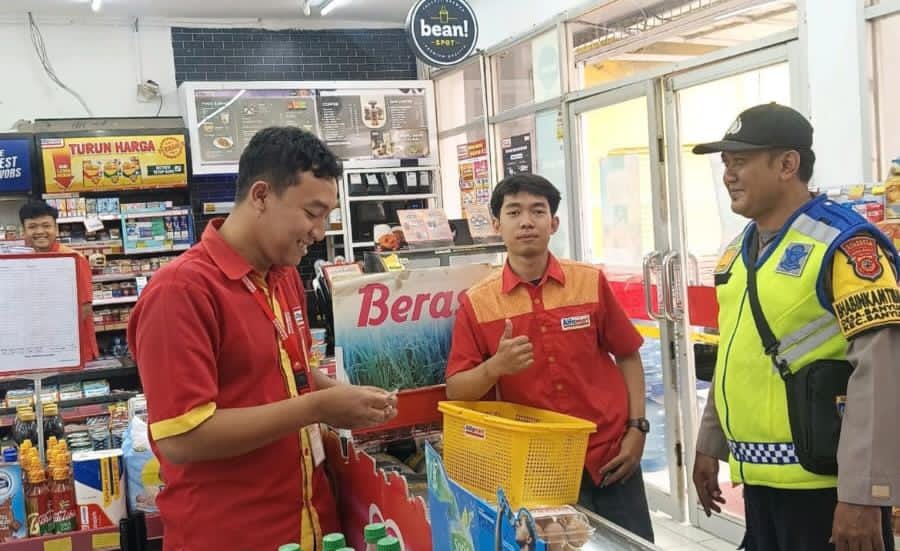 Giat Patroli Perekat Supermarket Alfamart Gempol Guna Antisipasi Kejahatan