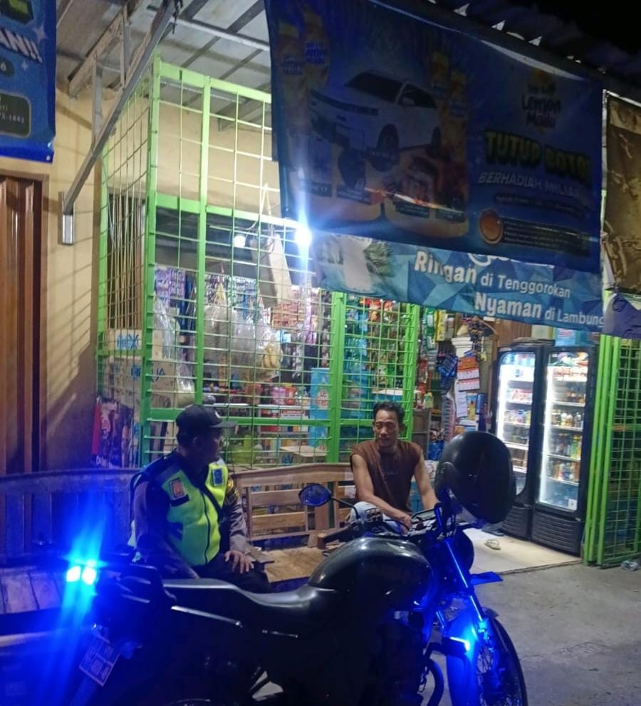 Bhabinkamtibmas Ikut Serta Dalam Giat Ronda Bersama Warga