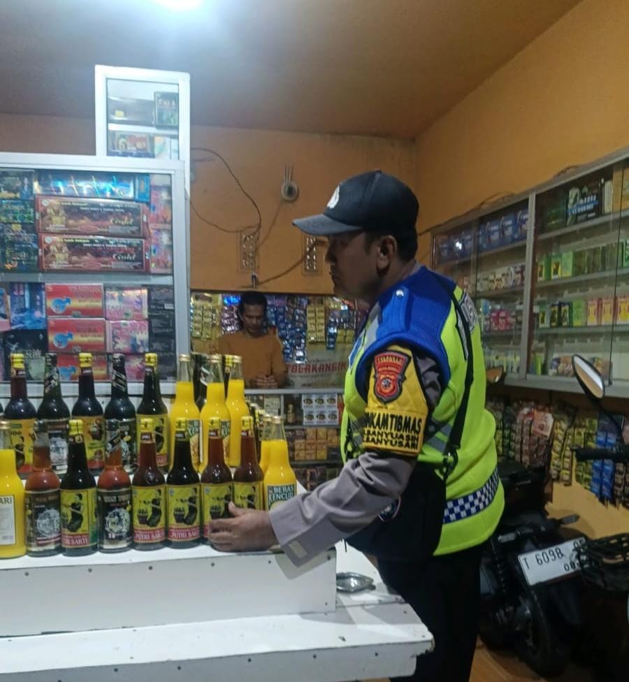 Prekat Polsek Banyusari Gelar Razia Miras Demi Ciptakan Situasi Kamtibmas Kondusif