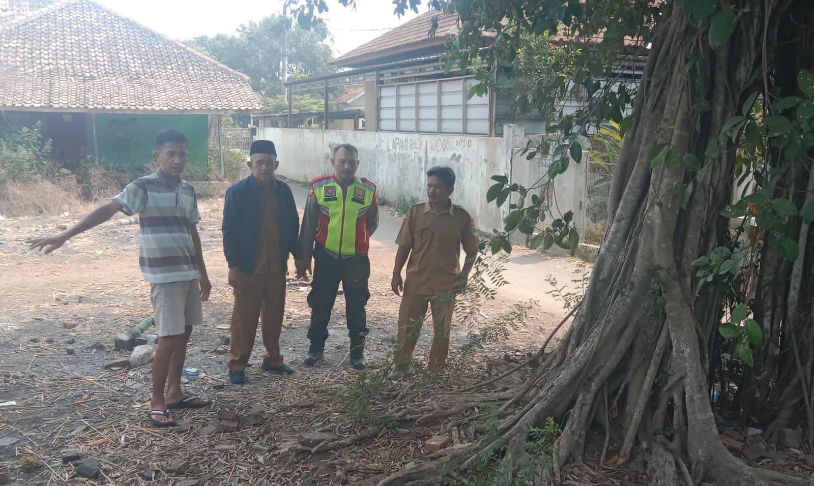 Bhabinkamtibmas Polsek Telagasari Cegah Gukamtibmas di Lingkungan Binaan dengan Sebarkan Nomor Pengaduan Darurat