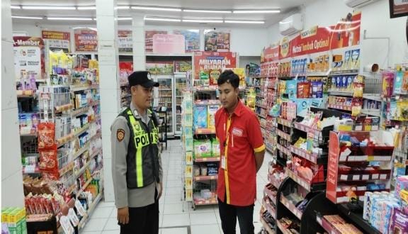 Giat Patroli Perekat Supermarket Alfamart Gempol Guna Antisipasi Kejahatan