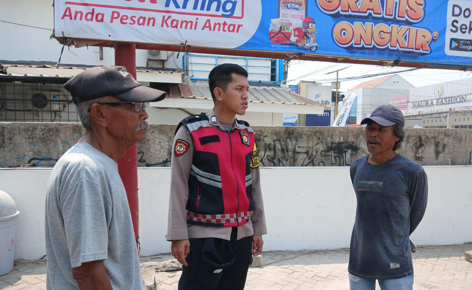 Cegah Aksi Premanisme, Personil Polsek Telagasari Sebar Himbauan Saat Patroli