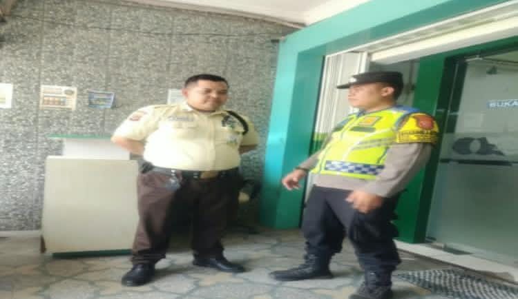 Kunjungi Pegadaian Gempol Patroli Prekat Polsek Banyusari di Siang Hari