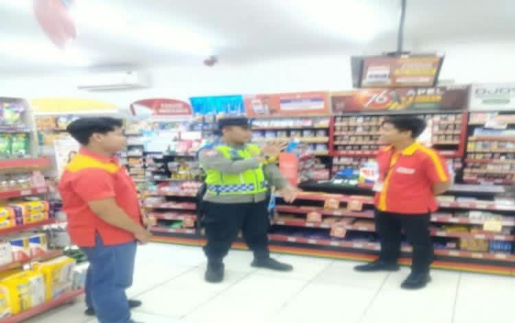 Giat Patroli Perekat Supermarket Alfamart Gempol Guna Antisipasi Kejahatan