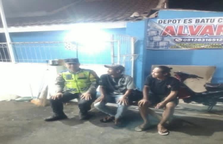 Bhabinkamtibmas Ikut Serta Dalam Giat Ronda Bersama Warga